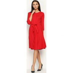 Czerwona Sukienka Pleated Belted. Czerwone sukienki damskie Born2be, s, w paski, z okrągłym kołnierzem, bez rękawów, mini, plisowane. Za 99,99 zł.