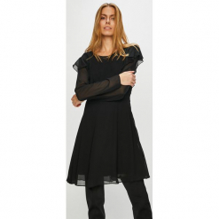 Pepe Jeans - Sukienka Maia. Sukienki małe czarne damskie marki Pepe Jeans, na co dzień, s, z poliesteru, casualowe, z okrągłym kołnierzem, z długim rękawem, długie, rozkloszowane. W wyprzedaży za 239,90 zł.
