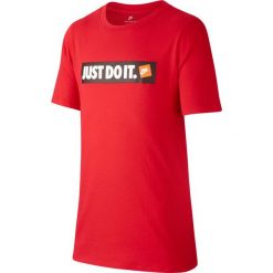 Koszulka JUST DO IT (147-158). Koszulki męskie Nike, m, bez wzorów, z bawełny, młodzieżowe, z klasycznym kołnierzykiem, bez rękawów. Za 79,99 zł.