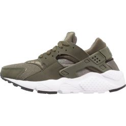 Trampki męskie: Nike Sportswear HUARACHE RUN Tenisówki i Trampki cargo khaki/white