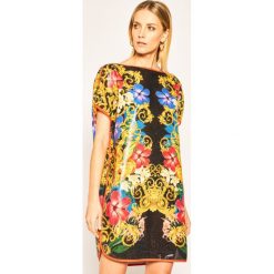 Sukienka codzienna Versace Jeans Couture B2HVA717. Sukienki damskie Versace Jeans Couture, na co dzień, m, bez wzorów, z poliesteru, bez kołnierzyka, bez rękawów, proste. Za 1729,00 zł.