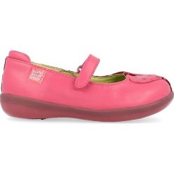 Skórzane baleriny w kolorze bordowo-różowym. Różowe baleriny dziewczęce Agatha Ruiz de la Prada, z aplikacjami, bez obcasa. W wyprzedaży za 127,95 zł.
