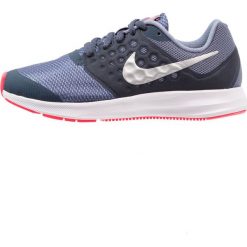 Nike Performance DOWNSHIFTER 7 Obuwie do biegania treningowe thunder blue/metallic silver/dark sky blue/racer pink. Szare buty sportowe dziewczęce Nike Performance, z materiału, do biegania. W wyprzedaży za 159,20 zł.