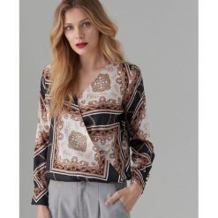 Kopertowa bluzka z motywem chain print - Wielobarwny. Bluzki damskie Mohito, bez wzorów, bez kołnierzyka, bez rękawów. Za 119,99 zł.