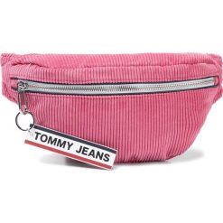 Saszetka nerka TOMMY JEANS - Tjw Logo Tape Bumbag Corduroy AW0AW07148 XAV. Różowe nerki damskie Tommy Jeans, bez wzorów, z poliesteru, młodzieżowe, bez dodatków. W wyprzedaży za 289,00 zł.