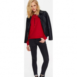 Bluza nierozpinana damska z marszczonymi rękawami. Czerwone bluzy damskie na lato, z bawełny. W wyprzedaży za 39,99 zł.