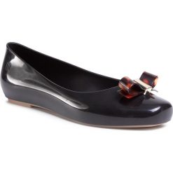 Baleriny MELISSA - Aura Ad 32925 Black/Turtle/Beige 53788. Czarne baleriny damskie Melissa, bez wzorów, z tworzywa sztucznego, klasyczne, bez obcasa, bez zapięcia. Za 319,00 zł.