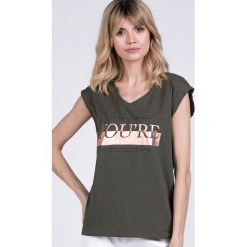 T-shirt z błyszczącym napisem. Zielone t-shirty damskie Monnari, m, z napisami, z bawełny, z dekoltem w serek. W wyprzedaży za 39,95 zł.