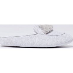 Etam - Kapcie Stefani. Szare kapcie damskie Etam, z materiału. W wyprzedaży za 59,90 zł.