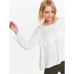 Bluzka damska z fablanami. Białe bluzki damskie Top Secret, bez wzorów, eleganckie, z falbankami, bez rękawów. W wyprzedaży za 29,99 zł.