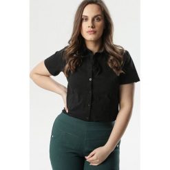 Czarna Koszula Zhaniece. Czarne bluzki damskie Born2be, xl, bez wzorów, eleganckie, z klasycznym kołnierzykiem, z krótkim rękawem. Za 69,99 zł.
