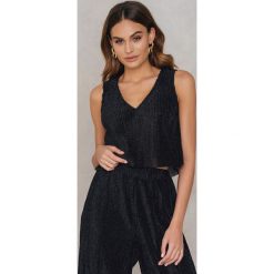NA-KD Party Brokatowy plisowany top - Black. Czarne topy damskie NA-KD Party, bez wzorów, z poliesteru, bez kołnierzyka. W wyprzedaży za 19,48 zł.