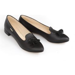 Dziurkowane baleriny z ostrym noskiem - skóra naturalna - model 047 - kolor czarny. Czarne baleriny damskie Zapato, bez wzorów, ze skóry, bez obcasa. Za 299,00 zł.