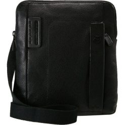Piquadro Torba na ramię black. Czarne torby na ramię męskie marki Piquadro, na ramię, małe. Za 589,00 zł.