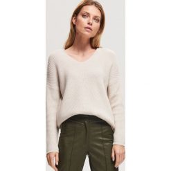 Sweter z prążkowanej dzianiny - Kremowy. Białe swetry damskie Reserved, s, bez wzorów, z dzianiny, bez rękawów, bez kaptura. W wyprzedaży za 59,99 zł.