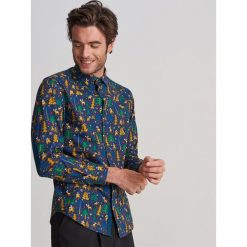 Wzorzysta koszula świąteczna REGULAR FIT - Granatowy. Niebieskie koszule męskie Reserved, s, bez wzorów, wizytowe, bez kołnierzyka, bez rękawów. Za 79,99 zł.