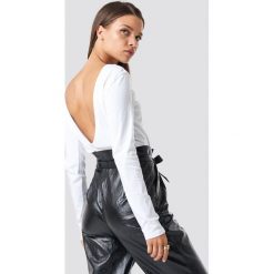 NA-KD Basic Top z długim rękawem i odkrytymi plecami - White. Białe topy damskie marki NA-KD Basic, bez wzorów, z bawełny, z okrągłym kołnierzem. Za 72,95 zł.