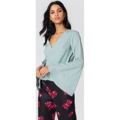 NA-KD Boho Top z rozkloszowanymi rękawami - Green. Zielone topy damskie marki NA-KD Boho, bez wzorów, z dzianiny, bez kołnierzyka. W wyprzedaży za 20,47 zł.