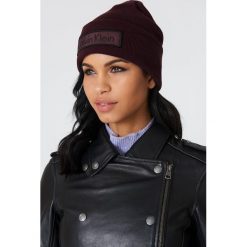 Calvin Klein Czapka Calvin Klein - Purple. Fioletowe czapki zimowe damskie marki Calvin Klein, z dzianiny. W wyprzedaży za 101,48 zł.