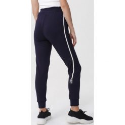 Granatowe Spodnie Yaretzi. Spodnie damskie Born2be, s, z dresówki. Za 59,99 zł.