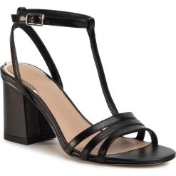 Sandały GUESS - Maise FL6MSE LEA03 BLACK. Czarne klapki damskie Guess, z aplikacjami, ze skóry, bez obcasa, na obcasie. W wyprzedaży za 349,00 zł.