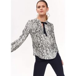 ELEGANCKA BLUZKA W ZWIERZĘCY DRUK, Z OZDOBNYM WIĄZANIEM. Szare bluzki damskie Top Secret, z nadrukiem, z tkaniny, eleganckie, z dekoltem w serek, bez rękawów. W wyprzedaży za 39,99 zł.