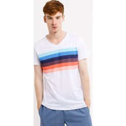 Męski T-shirt MF Rainbow. Szare koszulki męskie Mark Formelle, m, w paski, z bawełny, eleganckie, bez kołnierzyka, krótkie. Za 29,97 zł.