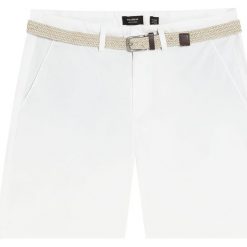 Jednokolorowe bermudy z paskiem. Białe spodenki i szorty męskie Pull&Bear, m, bez wzorów. Za 89,90 zł.