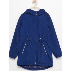 Parka z kapturem - Granatowy. Niebieskie kurtki dziewczęce marki Reserved, z kapturem. Za 299,99 zł.