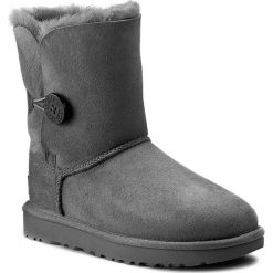 Buty UGG - W Bailey Button II 1016226 W/Grey. Szare buty zimowe damskie marki Ugg, ze skóry, na niskim obcasie. Za 989,00 zł.