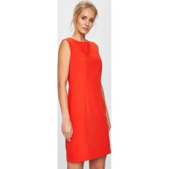 Answear - Sukienka. Pomarańczowe sukienki damskie ANSWEAR, s, bez wzorów, z elastanu, eleganckie, z okrągłym kołnierzem, bez rękawów, mini, dopasowane. W wyprzedaży za 89,90 zł.
