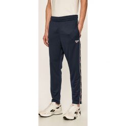 Reebok Classic - Spodnie. Niebieskie spodnie męskie Reebok Classic, s, bez wzorów, z poliesteru, sportowe. Za 199,90 zł.