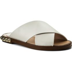 Klapki STUART WEITZMAN - Rockrose YO34585 Off White Arizona. Białe klapki damskie marki Stuart Weitzman, bez wzorów, ze skóry, bez obcasa. W wyprzedaży za 1069,00 zł.