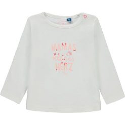 Koszulka w kolorze białym. Białe t-shirty chłopięce z długim rękawem marki Tom Tailor, z nadrukiem, z bawełny, z okrągłym kołnierzem. W wyprzedaży za 22,95 zł.