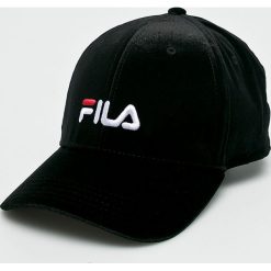 Fila - Czapka. Czarne czapki z daszkiem damskie marki Fila, z elastanu. W wyprzedaży za 99,90 zł.