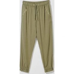 Spodnie jogger fit z lyocellu - Khaki. Brązowe spodnie damskie Mohito, bez wzorów, z lyocellu. Za 99,99 zł.