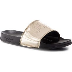 Klapki PEPE JEANS - Flap Shine PLS70037 Gold 099. Żółte klapki damskie Pepe Jeans, bez wzorów, z jeansu, bez obcasa. W wyprzedaży za 89,00 zł.