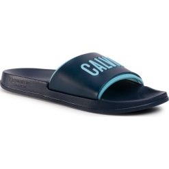 Klapki CALVIN KLEIN SWIMWEAR - Slide KM0KM00495 Black Iris CKB. Niebieskie klapki męskie Calvin Klein Swimwear, z tworzywa sztucznego, bez zapięcia. Za 179,00 zł.