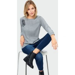 Bluzka z haftem. Bluzki damskie Greenpoint, z haftami, z wiskozy, bez kołnierzyka, bez rękawów. Za 79,99 zł.