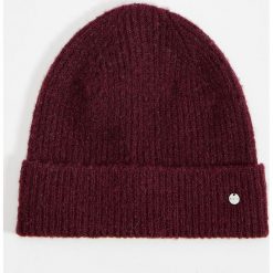 Czapka beanie o splocie w prążki - Bordowy. Czerwone czapki damskie Mohito, bez wzorów, ze splotem. Za 29,99 zł.