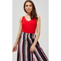 Bawełniany top. Czerwone bluzki damskie Moodo, s, bez wzorów, z elastanu, z dekoltem w serek. Za 19,99 zł.