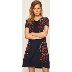 Desigual - Sukienka. Niebieskie sukienki damskie Desigual, na co dzień, s, w kwiaty, z elastanu, casualowe, z okrągłym kołnierzem, z krótkim rękawem, krótkie, mini, proste. W wyprzedaży za 139,90 zł.