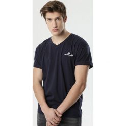 Granatowa Koszulka Arasine. Niebieskie koszulki męskie Born2be, xl, z napisami, z dzianiny, eleganckie, bez kołnierzyka, z krótkim rękawem, krótkie. Za 49,99 zł.