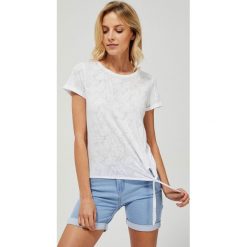 T-shirt z wiązaniem. Białe bluzki damskie Moodo, l, bez wzorów, z bawełny, klasyczne, z okrągłym kołnierzem, z krótkim rękawem. Za 44,99 zł.
