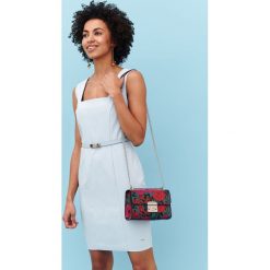 Sukienka damska gładka. Niebieskie sukienki damskie Top Secret, bez wzorów, z tkaniny, eleganckie, z dekoltem karo, bez rękawów, ołówkowe. W wyprzedaży za 69,99 zł.