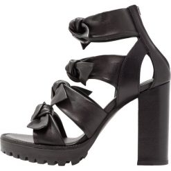 AllSaints MIKI Sandały na obcasie black. Czarne sandały damskie marki AllSaints, bez wzorów, ze skóry, bez obcasa, na obcasie, bez zapięcia. W wyprzedaży za 479,60 zł.