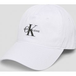 Calvin Klein Jeans - Czapka. Białe czapki damskie Calvin Klein Jeans, bez wzorów, z bawełny. W wyprzedaży za 89,90 zł.
