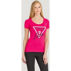 T-SHIRT ICON TEE Guess. Różowe t-shirty damskie Guess, s, z nadrukiem, z elastanu, z okrągłym kołnierzem. Za 139,00 zł.