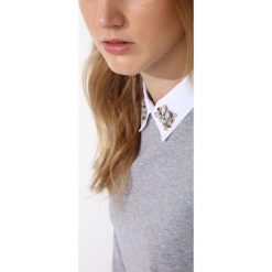 Bluzka długi rękaw. Szare bluzki damskie Top Secret, bez wzorów, z bawełny, eleganckie, bez kołnierzyka, z długim rękawem. W wyprzedaży za 39,99 zł.