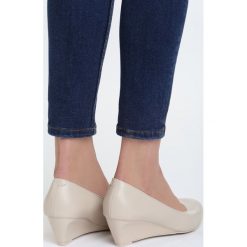 Beżowe Czółenka Ripple. Brązowe koturny damskie Born2be, na imprezę, bez wzorów, na niskim obcasie, na koturnie. Za 79,99 zł.